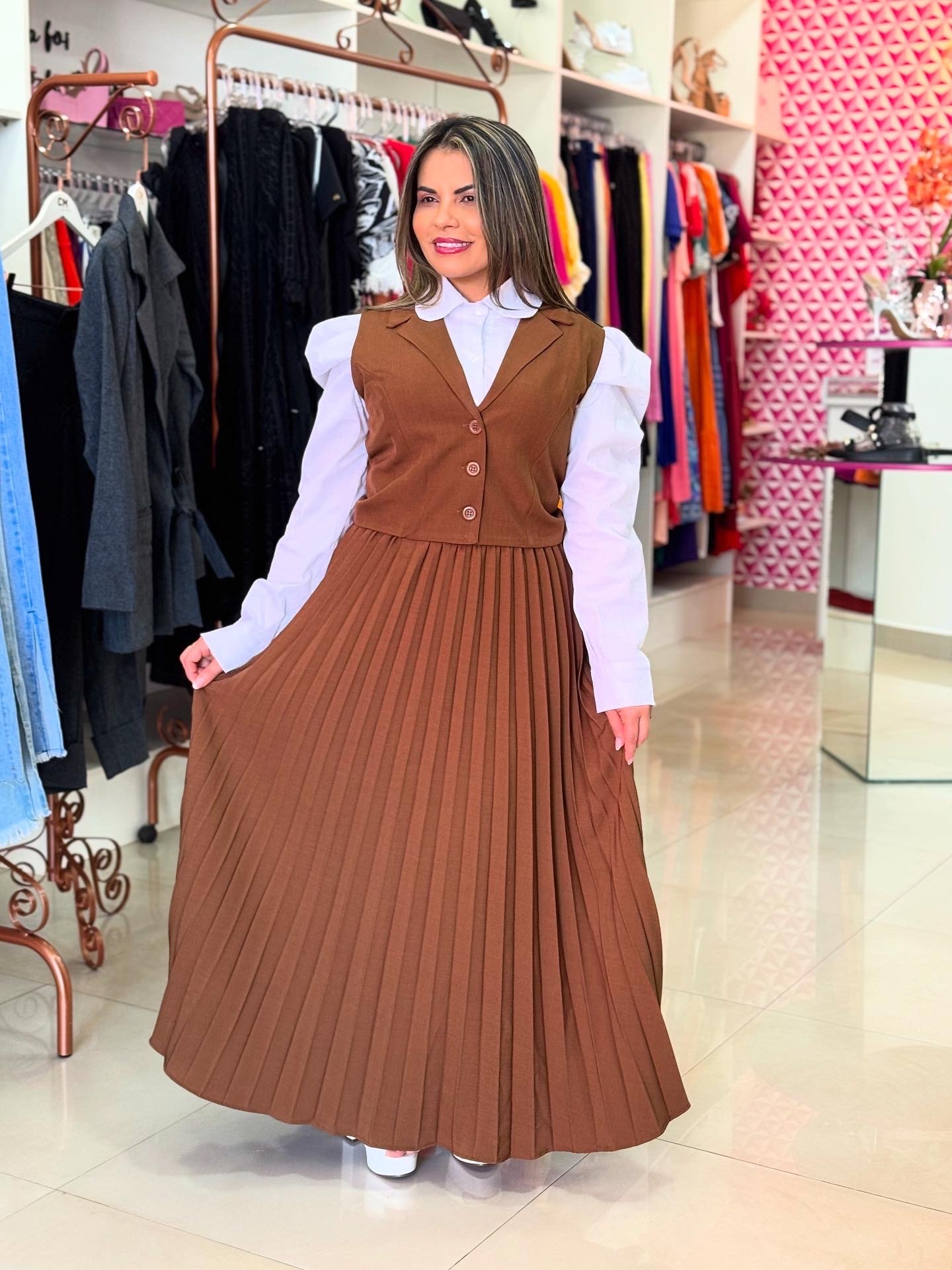 Vestido Salopete Midi Alfaiataria Plissado Marrom