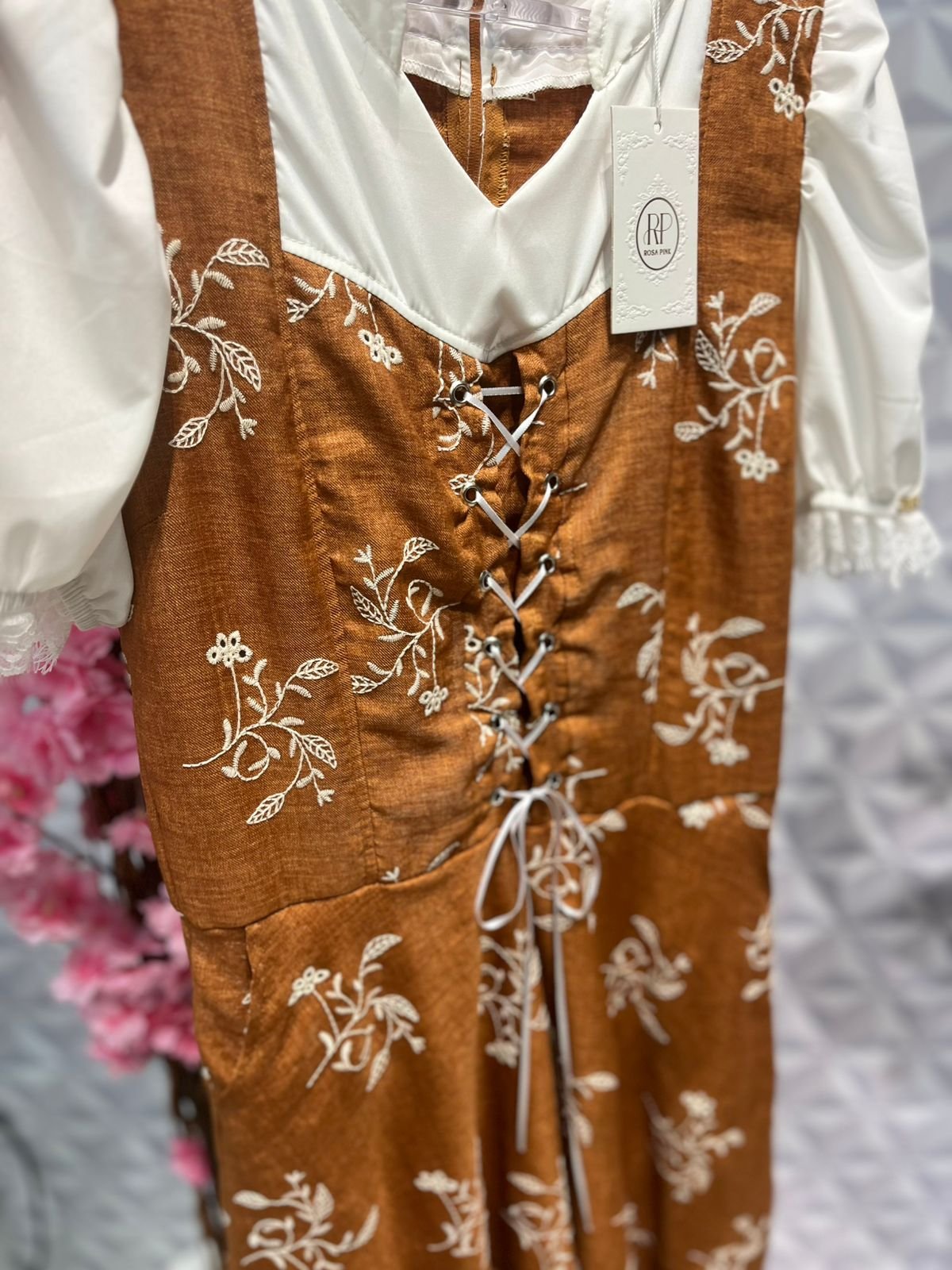 VESTIDO MIDI BORDADO MANGA PRINCESA