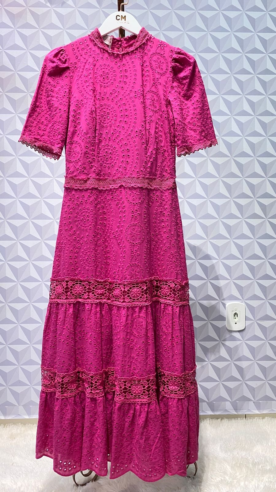 VESTIDO MIDI EM LAISE E GUIPIR