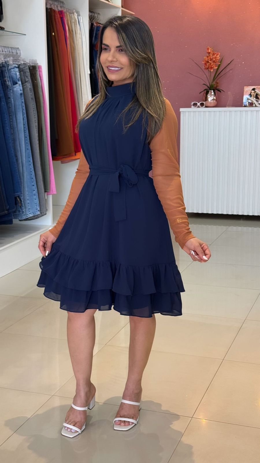 VESTIDO CURTO QUE TRAZ UMA ELEGâNCIA